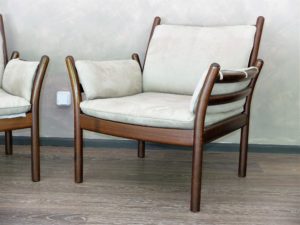 Paire De Fauteuil Scandinave, Illum Wikkelso, Alcantara