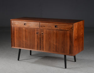 Buffet bas à deux portes et deux tiroirs d'époque 1960, scandinave. Placage de palissandre.